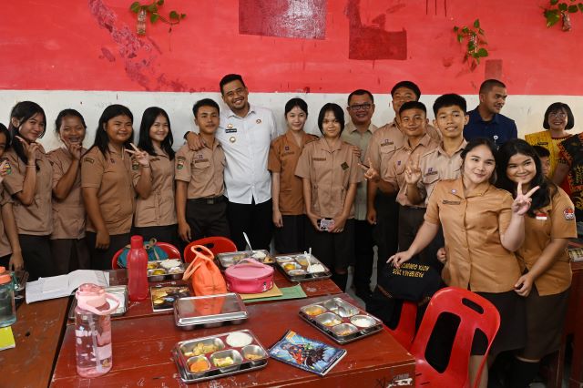 Gubernur Sumut, Bobby Nasution, kunjungi SMAN 1 Gunungsitoli