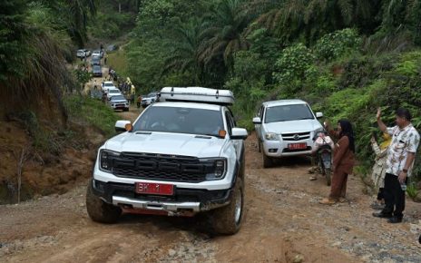 Gubernur Sumut, Bobby Nasution, tinjau jalan rusak