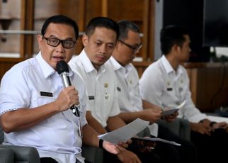 Kepala Bapenda Sumut, Sutan Tolang Lubis, memberi keterangan kepada wartawan di Kantor Gubernur Sumut