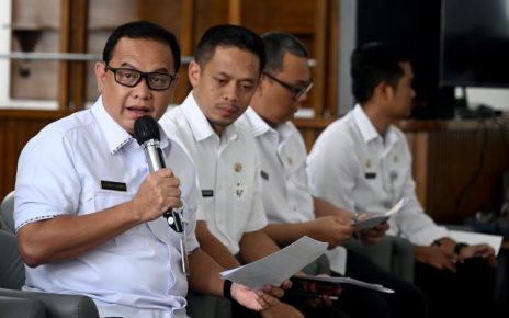 Kepala Bapenda Sumut, Sutan Tolang Lubis, memberi keterangan kepada wartawan di Kantor Gubernur Sumut