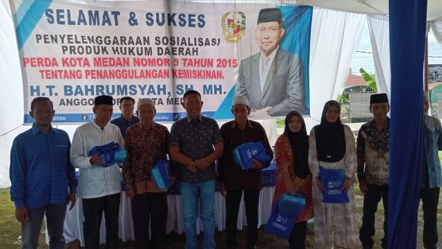 Ketua Fraksi PAN-Perindo DPRD Medan, T. Bahrumsyah, berikan souvenir usai gelaran Sosper IV TA 2026 di Marelan