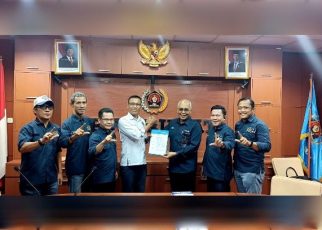 Ketua PWI Pusat, Akhmad Munir, menyerahkan SK Tuan Rumah HPN & Porwanas 2027 kepada PWI Lampung