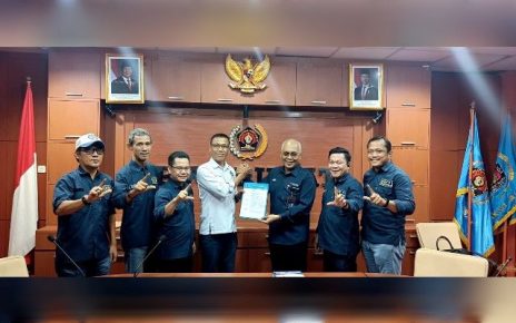 Ketua PWI Pusat, Akhmad Munir, menyerahkan SK Tuan Rumah HPN & Porwanas 2027 kepada PWI Lampung