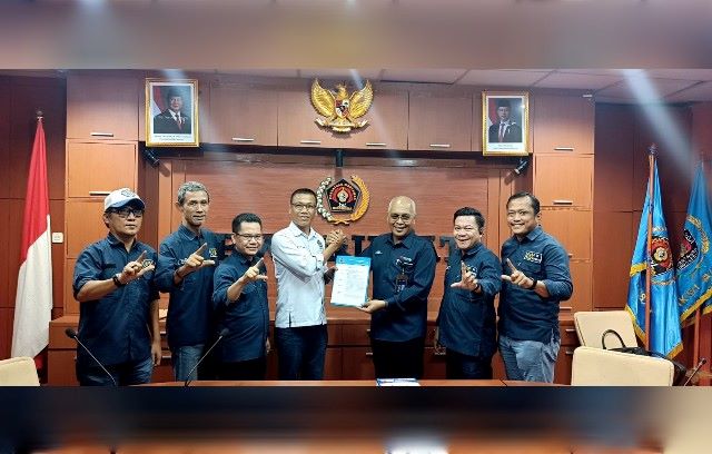 Ketua PWI Pusat, Akhmad Munir, menyerahkan SK Tuan Rumah HPN & Porwanas 2027 kepada PWI Lampung
