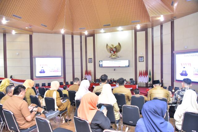 Para pimpinan OPD & Camat se-Kota Medan hadiri paripurna penyampaian rekomendasi LKPj 2025