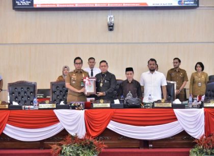 Pimpinan DPRD Kota Medan serahkan rekomendasi LKPj 2025 kepada Wali Kota Medan