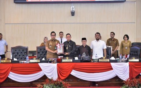 Pimpinan DPRD Kota Medan serahkan rekomendasi LKPj 2025 kepada Wali Kota Medan