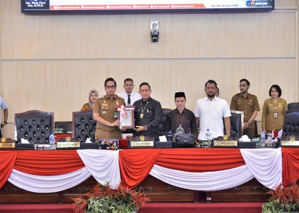 Pimpinan DPRD Kota Medan serahkan rekomendasi LKPj 2025 kepada Wali Kota Medan