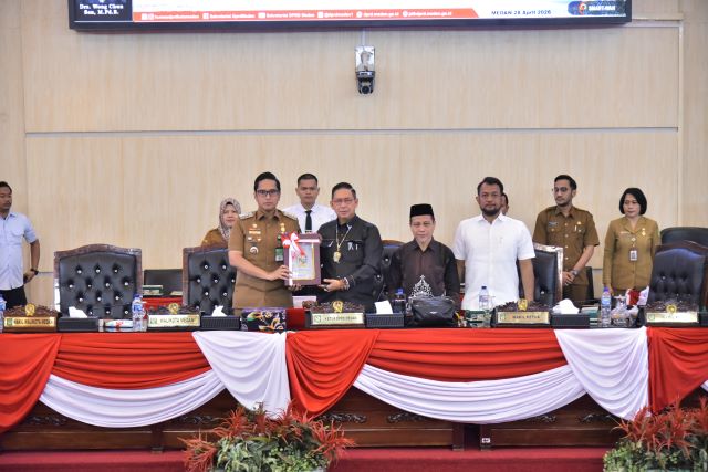 Pimpinan DPRD Kota Medan serahkan rekomendasi LKPj 2025 kepada Wali Kota Medan