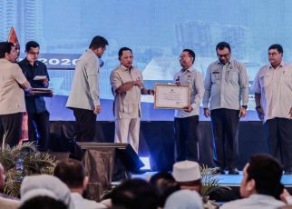 Wakil Wali Kota Medan, Zakiyuddin Harahap, terima penghargaan dari Mendagri