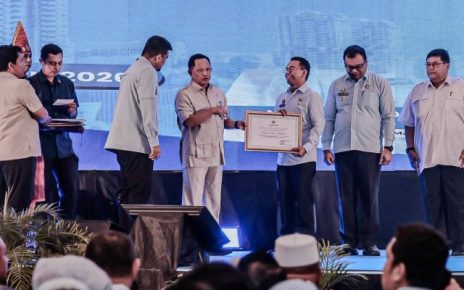 Wakil Wali Kota Medan, Zakiyuddin Harahap, terima penghargaan dari Mendagri