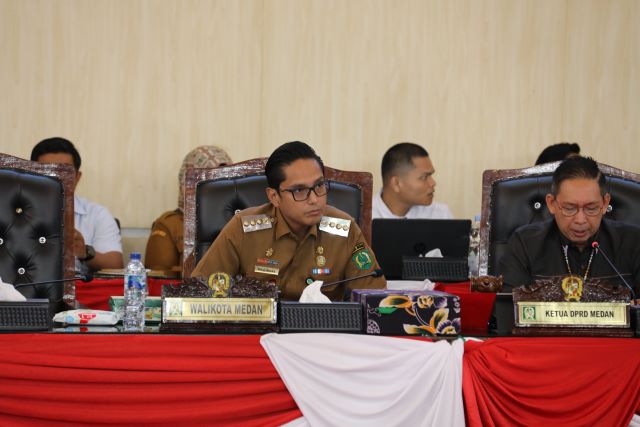 Wali Kota Medan, Rico Tri Putra Bayu Waas & Ketua DPRD Medan, Wong Chun Sen, pada sidang paripurna penyampaian rekomendasi LKPj 2025