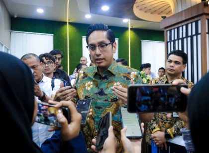 Wali Kota Medan, Rico Tri Putra Bayu Waas, beri keterangan soal WFH