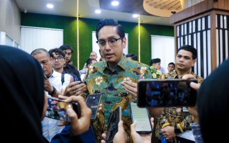 Wali Kota Medan, Rico Tri Putra Bayu Waas, beri keterangan soal WFH