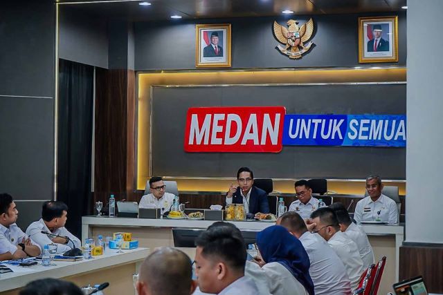 Wali Kota Medan, Rico Tri Putra Bayu Waas, pimpin rapat Realisasi Penerimaan PAD di Aula Kantor Bapenda