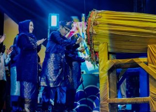 Wali Kota Medan, Rico Tri Putra Bayu Waas, pukul bedug tanda dibukanya MTQ ke 59 Kota Medan