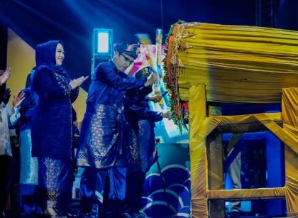 Wali Kota Medan, Rico Tri Putra Bayu Waas, pukul bedug tanda dibukanya MTQ ke 59 Kota Medan