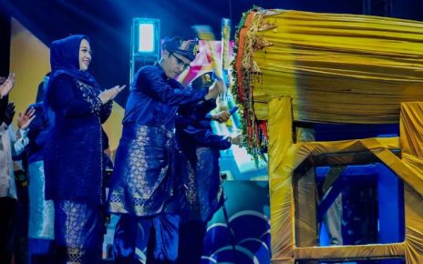 Wali Kota Medan, Rico Tri Putra Bayu Waas, pukul bedug tanda dibukanya MTQ ke 59 Kota Medan