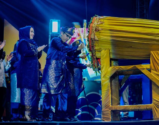 Wali Kota Medan, Rico Tri Putra Bayu Waas, pukul bedug tanda dibukanya MTQ ke 59 Kota Medan