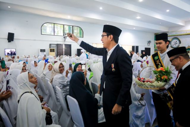 Wali Kota Medan, Rico Tri Putra Bayu Waas, tepung tawari 1.883 Calhaj Kota Medan