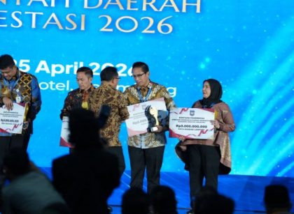 Wali Kota Medan, Rico Tri Putra Bayu Waas, terima penghargaan dari Mendagri