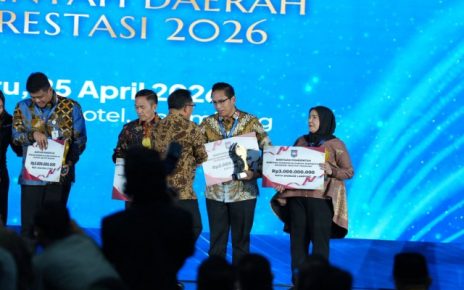 Wali Kota Medan, Rico Tri Putra Bayu Waas, terima penghargaan dari Mendagri