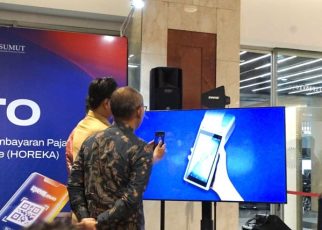 Wali Kota Medan, Rico Tri Putra Bayyu Waas, mencoba aplikasi QRESTO