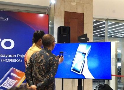 Wali Kota Medan, Rico Tri Putra Bayyu Waas, mencoba aplikasi QRESTO