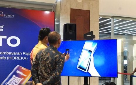 Wali Kota Medan, Rico Tri Putra Bayyu Waas, mencoba aplikasi QRESTO