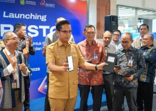 Wali Kota Medan, Rico Tri Putra Bayyu Waas, perlihatkan sekaligus mencoba aplikasi QRESTO