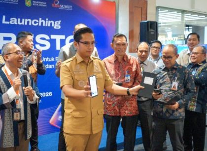 Wali Kota Medan, Rico Tri Putra Bayyu Waas, perlihatkan sekaligus mencoba aplikasi QRESTO