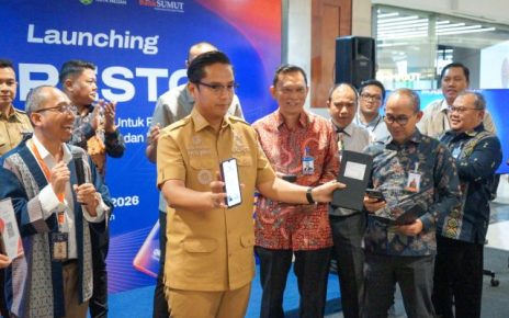 Wali Kota Medan, Rico Tri Putra Bayyu Waas, perlihatkan sekaligus mencoba aplikasi QRESTO