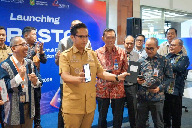 Wali Kota Medan, Rico Tri Putra Bayyu Waas, perlihatkan sekaligus mencoba aplikasi QRESTO