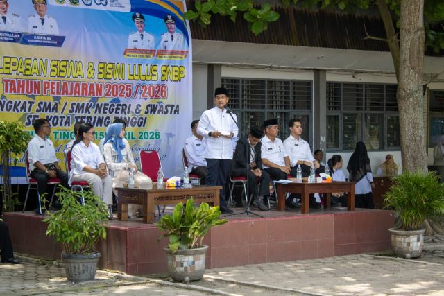 Wali Kota Tebingtinggi, Iman Irdian Saragih, beri sambutan pada acara pelepasan siswa lulus SNBP di SMAN 2 Tebingtinggi