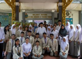 Wali Kota Tebingtinggi, Iman Irdian Saragih, foto bersama siswa pada acara pelepasan siswa lulus SNBP di SMAN 2 Tebingtinggi