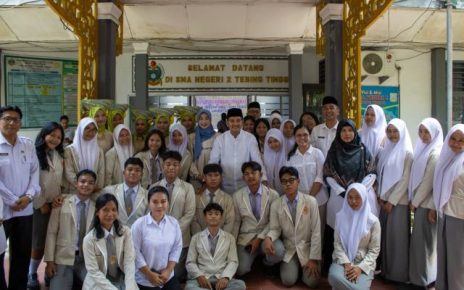 Wali Kota Tebingtinggi, Iman Irdian Saragih, foto bersama siswa pada acara pelepasan siswa lulus SNBP di SMAN 2 Tebingtinggi