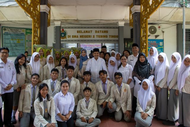 Wali Kota Tebingtinggi, Iman Irdian Saragih, foto bersama siswa pada acara pelepasan siswa lulus SNBP di SMAN 2 Tebingtinggi