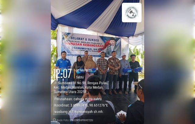 Anggota DPRD Medan Fraksi PAN-Perindo, T. Bahrumsyahh, foto bersama usai gelaran Sosialiasi Ideologi Pancasila di Marelan