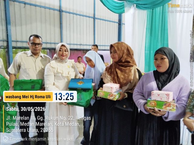 Anggota DPRD Medan, Roma Uli Silalahi, berikan souvenir usai gelaran Sosialiasi Ideologi Pancasila di Marelan