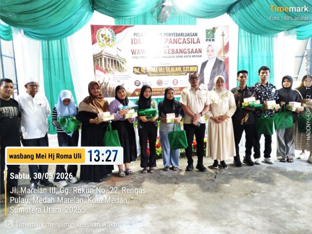 Anggota DPRD Medan, Roma Uli Silalahi, foto bersama usai gelaran Sosialiasi Ideologi Pancasila di Marelan