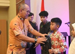 Dirteki & Operasional PT Bank Sumut, Sandhy Sofian, serahkan zakat