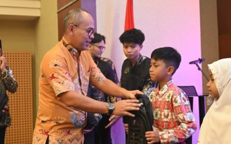 Dirteki & Operasional PT Bank Sumut, Sandhy Sofian, serahkan zakat