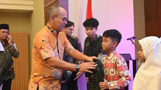 Dirteki & Operasional PT Bank Sumut, Sandhy Sofian, serahkan zakat