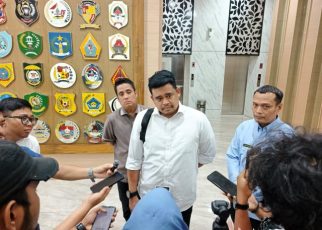Gubernur Sumut, Bobby Nasution, menjawab wartawan di Kantor Gubernur