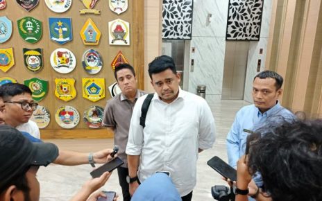 Gubernur Sumut, Bobby Nasution, menjawab wartawan di Kantor Gubernur