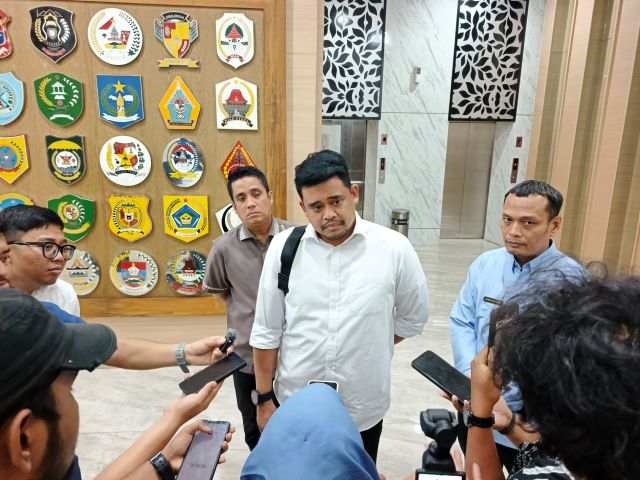 Gubernur Sumut, Bobby Nasution, menjawab wartawan di Kantor Gubernur