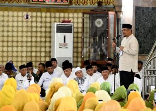 Gubernur Sumut, Bobby Nasution, pada pengajian akbar Pemprovsu