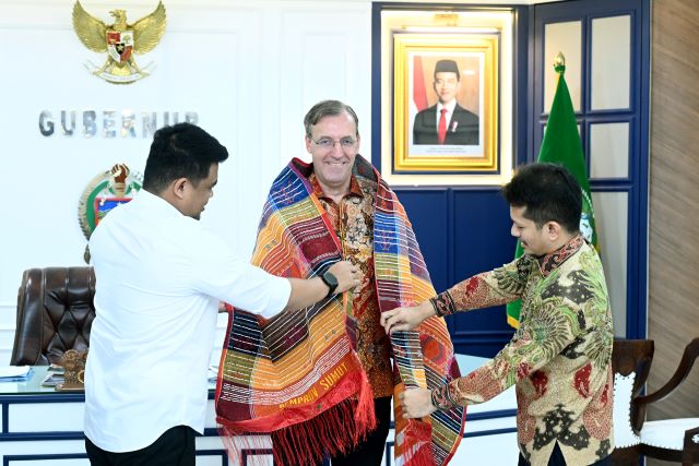 Gubernur Sumut, Bobby Nasution, ulosi Wakil Kepala Misi Dubes Belanda