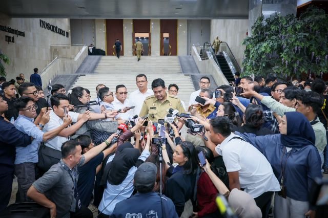 Gubernur Sumut, Bobby Nasution, beri keterangan soal listrik