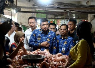 Kadisperindag saat dampingi Gubernur Sumut, Bobby Nasution, sidak Pasar Sukaramai